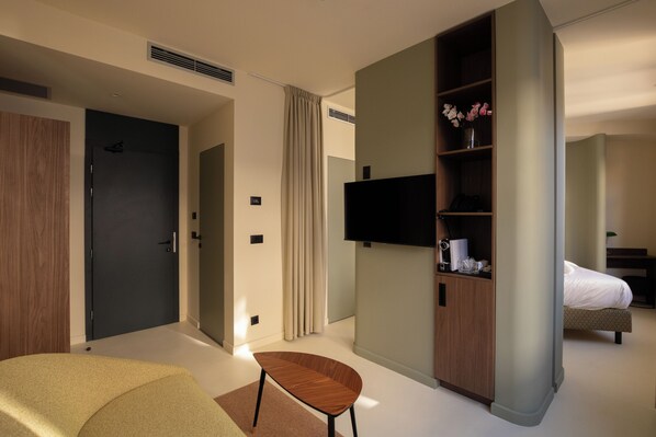 Suite Deluxe, vista a la ciudad | Área de sala de estar