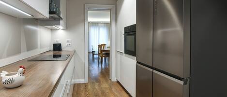 冷蔵庫、オーブン、コンロ、食器洗い機