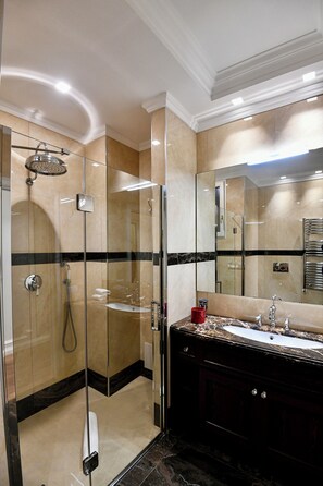 Shower, hair dryer, bidet, towels - Maison Murat - Elegant Apartment in the Heart of Bari (Bari)