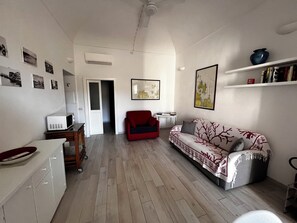 Smart TV, books - Coral Apartment (La Maddalena)