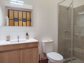 シャワー、ヘアドライヤー、タオル、石鹸