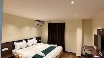 Deluxe Double Room | Soundproofing, iron/ironing board