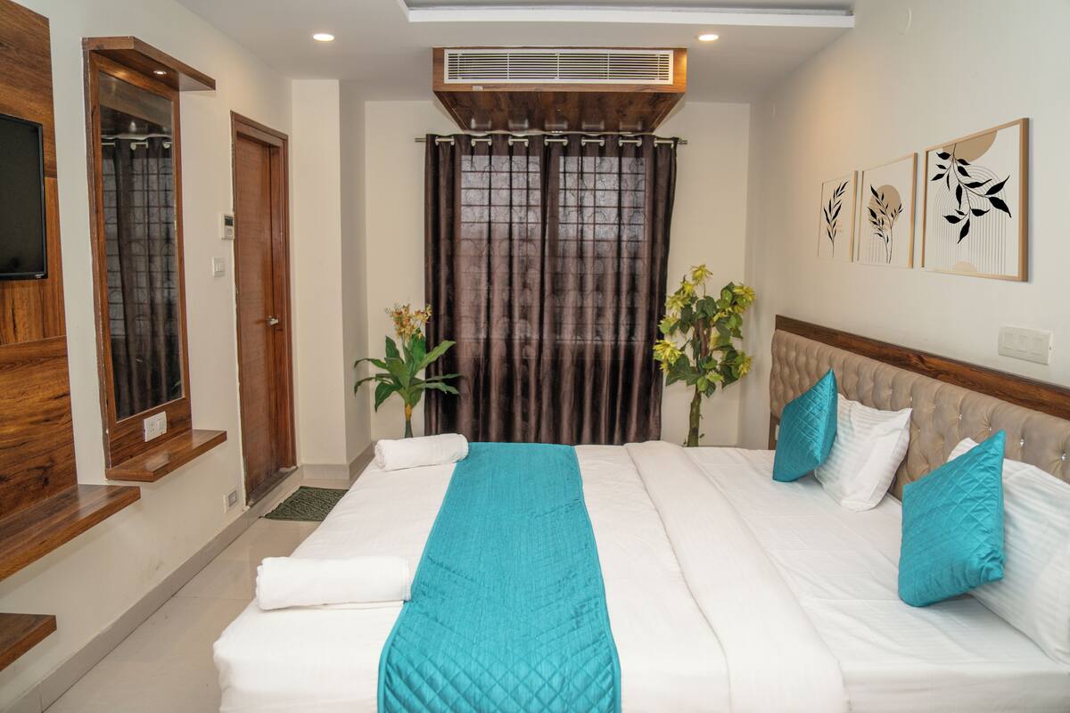 Deluxe Double Room | Soundproofing, iron/ironing board