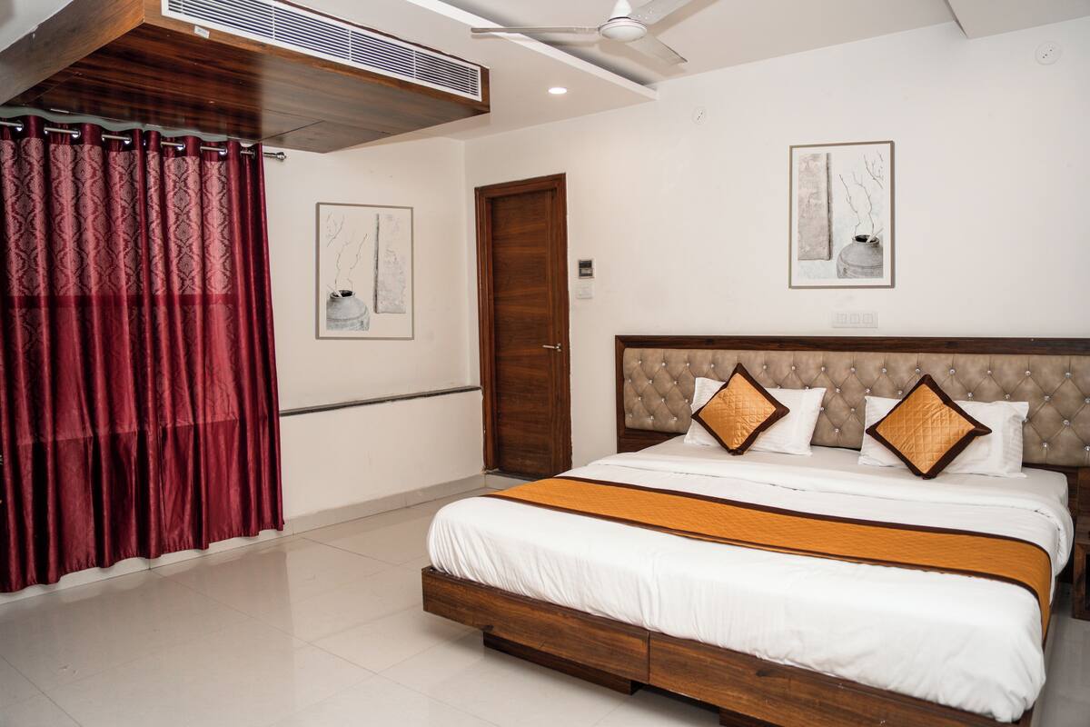 Superior Double Room | Soundproofing, iron/ironing board