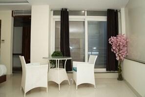 Habitación cuádruple | Servicio de comidas en la habitación