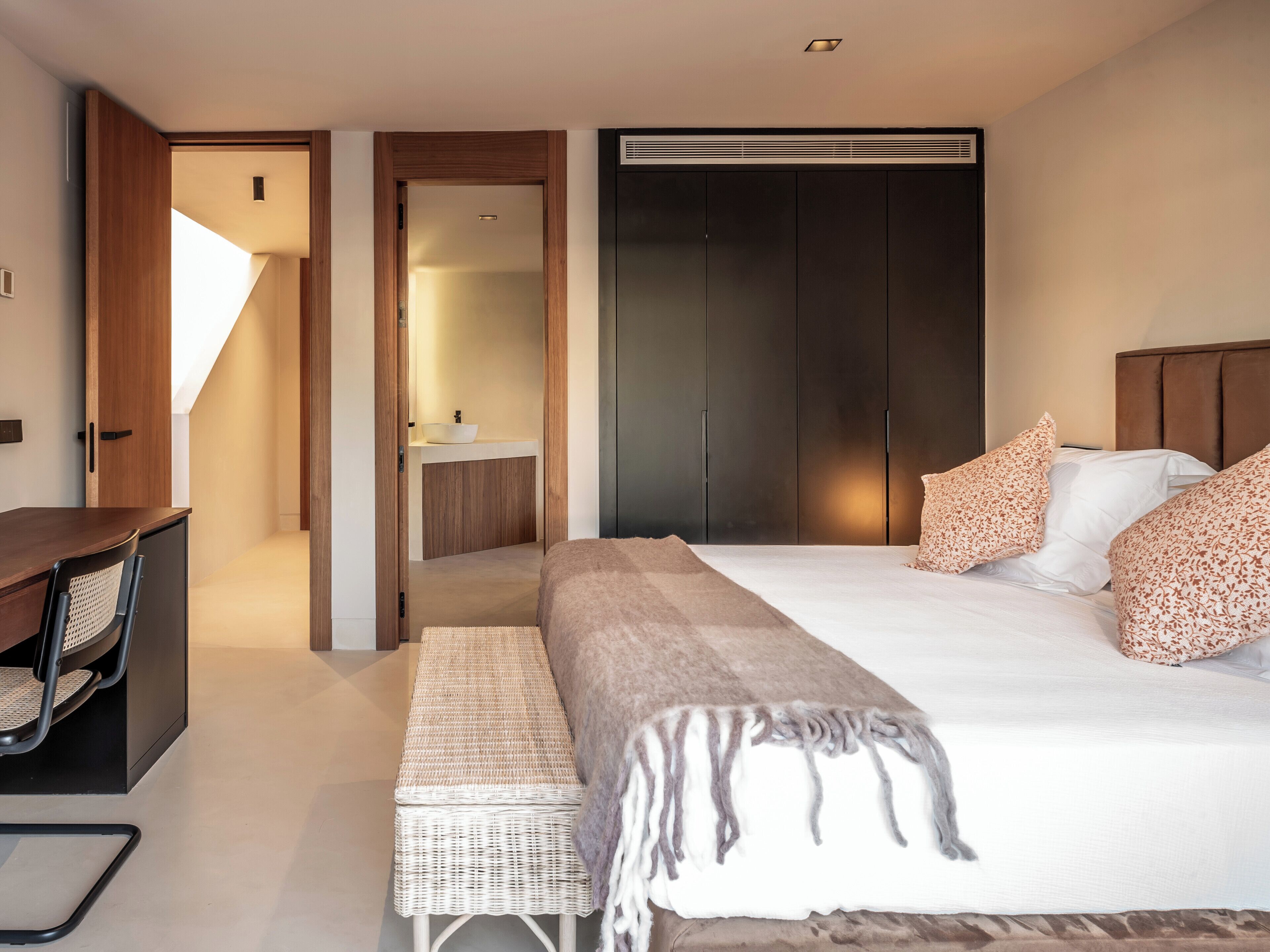 Tabla de planchar con plancha, wifi y ropa de cama 
