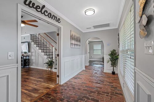 Charming 7-Bedroom Estate with AC & Resort-Style Pool – Winter Haven