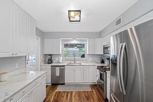 Private kitchen - Charming 7-Bedroom Estate with AC & Resort-Style Pool – Winter Haven (Winter Haven)