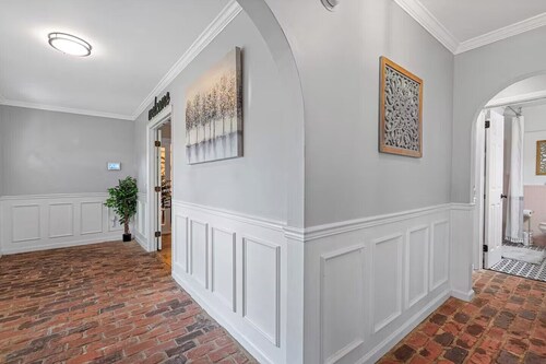 Charming 7-Bedroom Estate with AC & Resort-Style Pool – Winter Haven