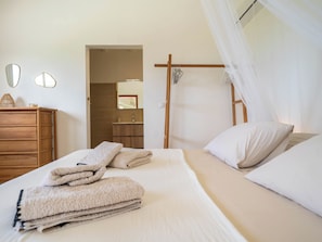 Travel cot, WiFi, bed sheets - Villa Joséphine, unbeatable ocean view, luxury villa with private pool. (Grand-Bourg)