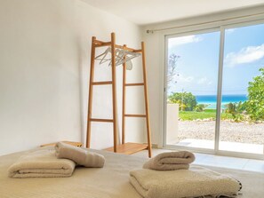 Travel cot, WiFi, bed sheets - Villa Joséphine, unbeatable ocean view, luxury villa with private pool. (Grand-Bourg)