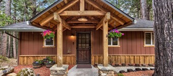 Modern Comfort at Ninis Cottage Fish Camp • Steps from Yosemite