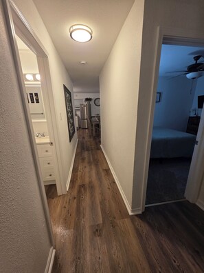 3 slaapkamers, een strijkplank/strijkijzer, gratis wifi, beddengoed