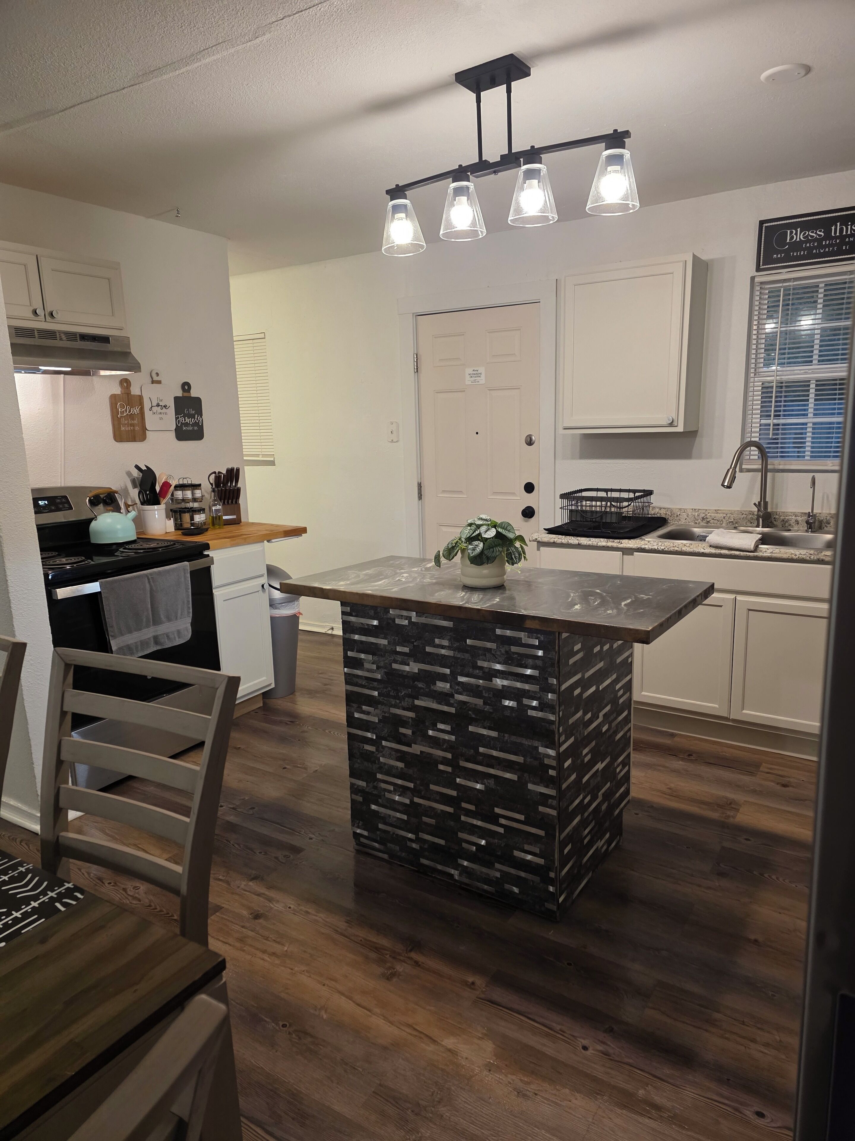 Een koelkast, een magnetron, een oven, een kookplaat