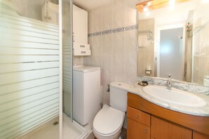 Un bagno con il water, un lavandino e una doccia.