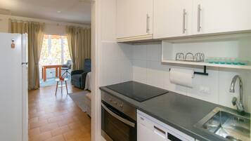 Coffee/tea maker, fridge, microwave, oven