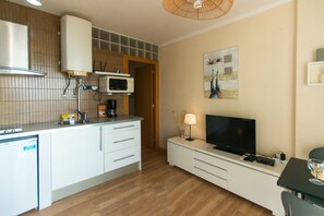 Fridge, microwave, coffee/tea maker, cookware/dishes/utensils - WELCS STUDIO 294 EMP with sea view (Empuriabrava)