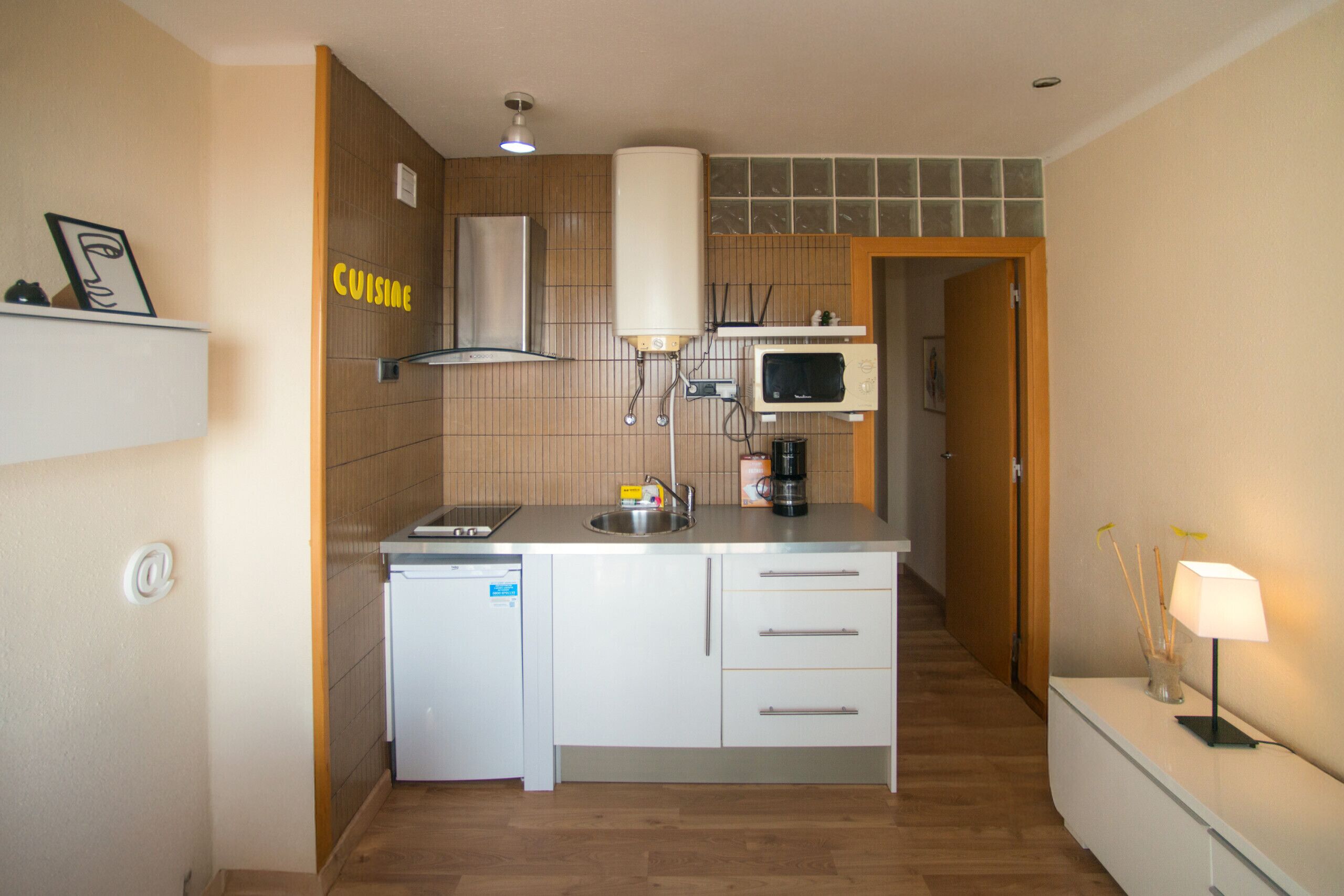 雪櫃、微波爐、咖啡機/沖茶器、廚房用具/餐具/器皿