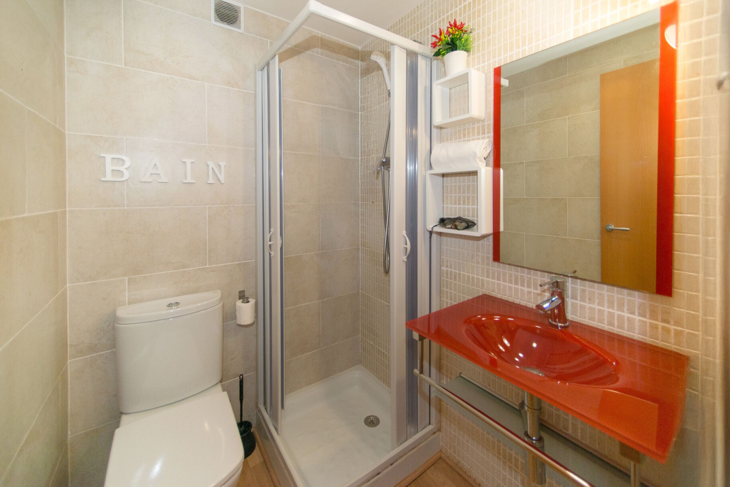 Un baño con inodoro, ducha y lavamanos.