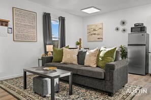 TV - ATX Airport Retreat Pet-Friendly w Yard, EV Charger, Grill & Quick AUS Access (Austin)