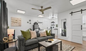 TV - ATX Airport Retreat Pet-Friendly w Yard, EV Charger, Grill & Quick AUS Access (Austin)