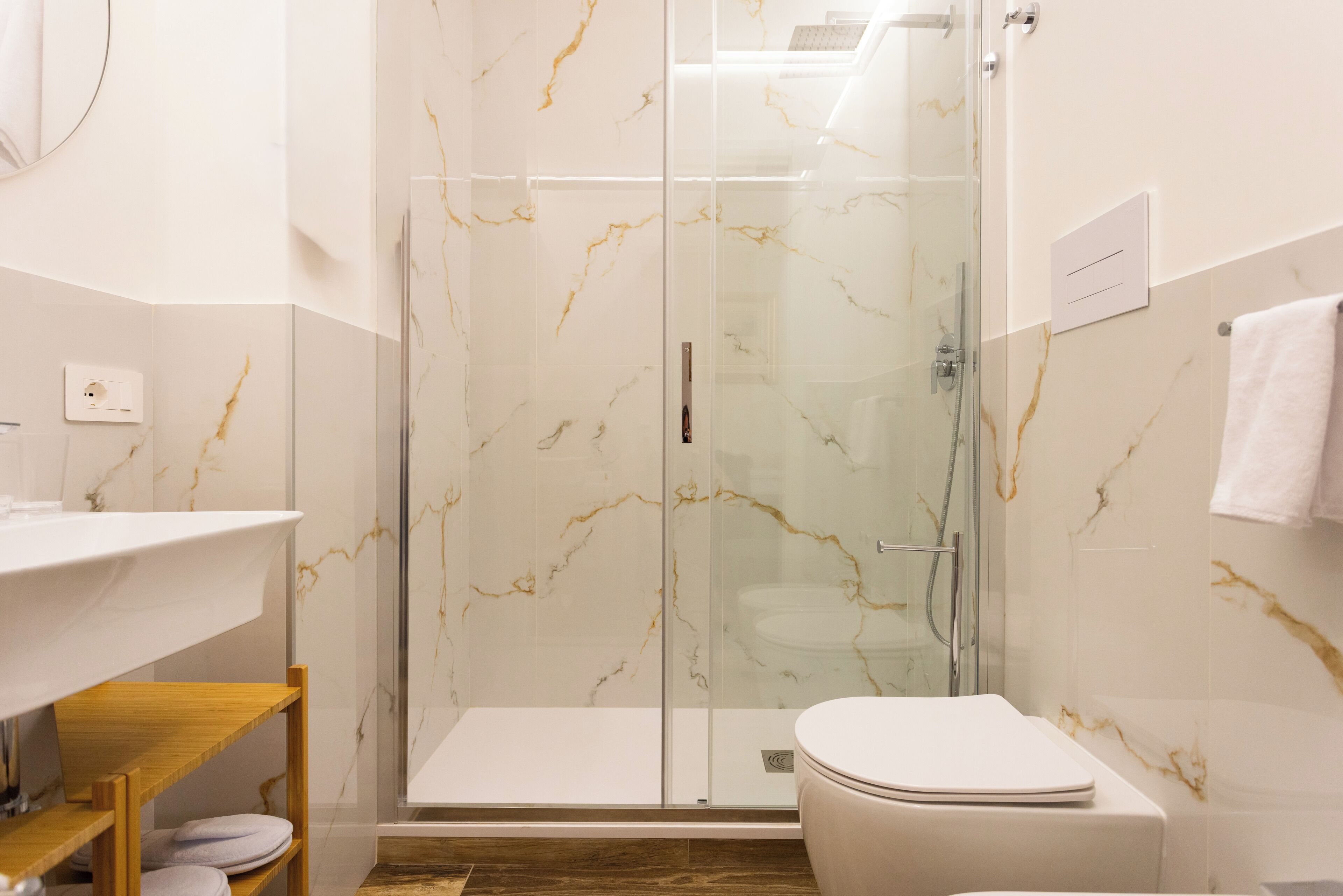 Superior tweepersoonskamer, balkon, uitzicht op stad | Badkamer | Een douche, een haardroger, pantoffels, handdoeken