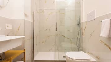 Superior tweepersoonskamer, balkon, uitzicht op stad | Badkamer | Een douche, een haardroger, pantoffels, handdoeken