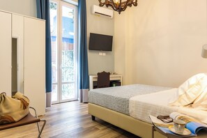 Phòng đôi Tiêu chuẩn | Két bảo mật tại phòng, bàn, khu vực làm việc phù hợp cho laptop