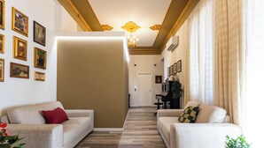 Ein Wohnzimmer mit zwei Sofas, einem Couchtisch und einer Topfpflanze.