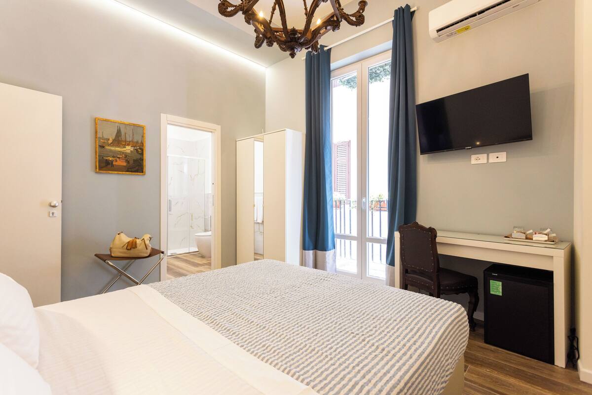 Standard Double Room | In-room safe, desk, laptop workspace, soundproofing