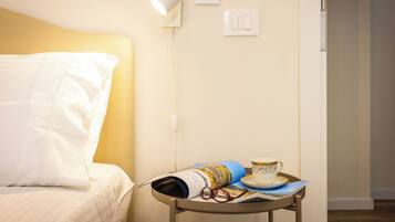 Quarto casal standard | Cofres nos quartos, escrivaninha, espaço de trabalho para notebook