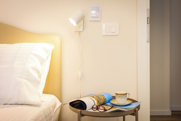 Doppia Standard | Una cassaforte in camera, una scrivania, postazione laptop