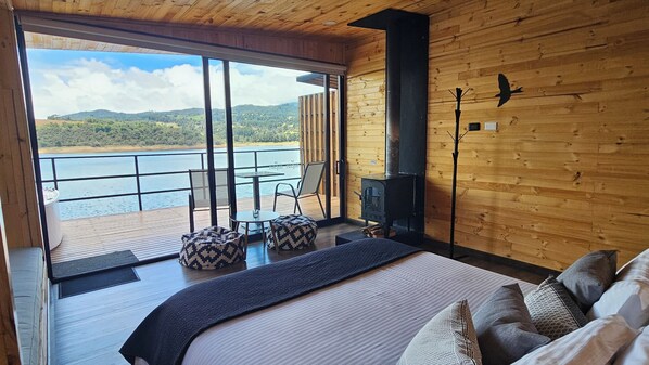 高级小屋, 允许带宠物, 湖景 | 高档床上用品、羽绒被、记忆海绵床垫、迷你吧