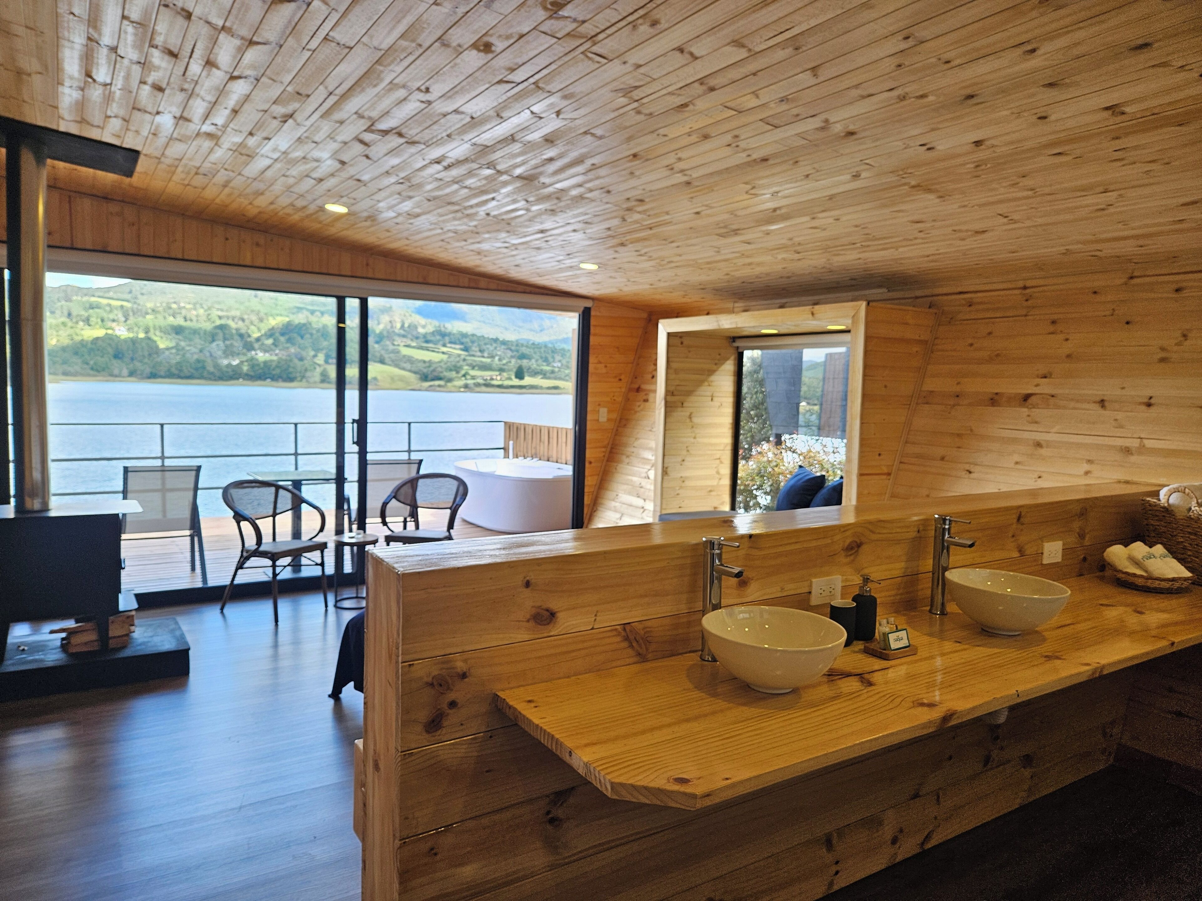 สแตนดาร์ดเคบิน, นำสัตว์เลี้ยงเข้าได้, วิวทะเลสาบ | เครื่องนอนระดับพรีเมียม, ผ้านวมขนเป็ด, เตียงเมมโมรีโฟม, มินิบาร์