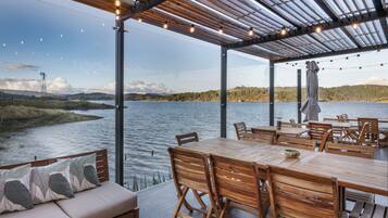 2 restaurantes, se sirve desayuno