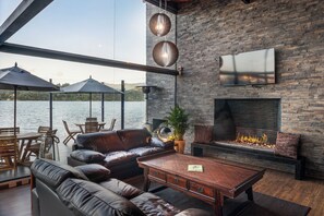 2 restaurants, breakfast served