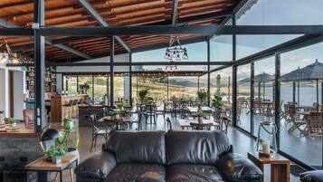 2 restaurantes, se sirve desayuno