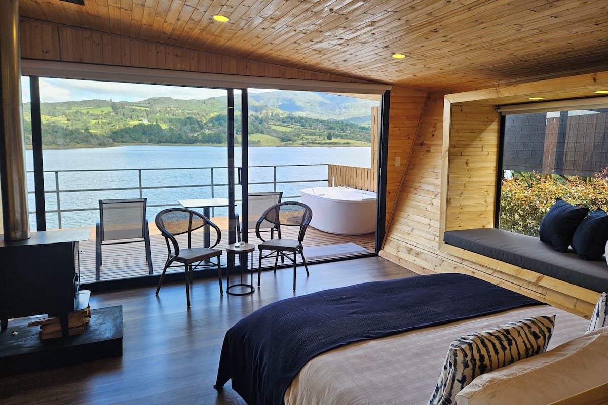 標準小屋, 可攜帶寵物, 湖景 | 高級寢具、羽絨被、記憶棉床墊、迷你吧