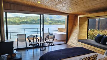 Cabana standard, aceita animais de estimação, vista para o lago | Roupas de cama premium, edredons de pluma