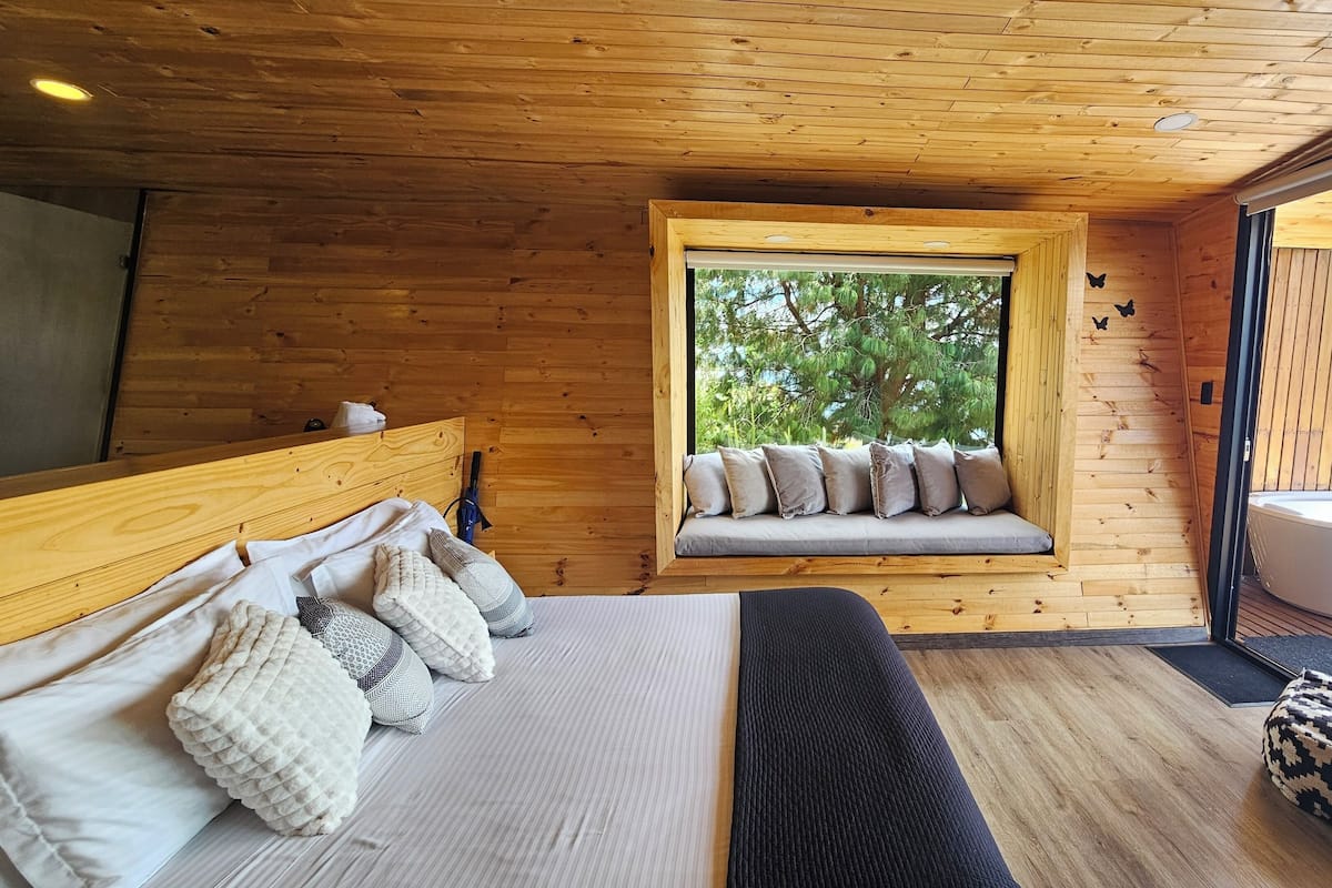 高級小屋, 可攜帶寵物, 湖景 | 高級寢具、羽絨被、記憶棉床墊、迷你吧