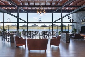 2 restaurants servant le déjeuner, le dîner et le souper