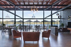 2 restaurantes; se sirve desayuno, almuerzo y cena