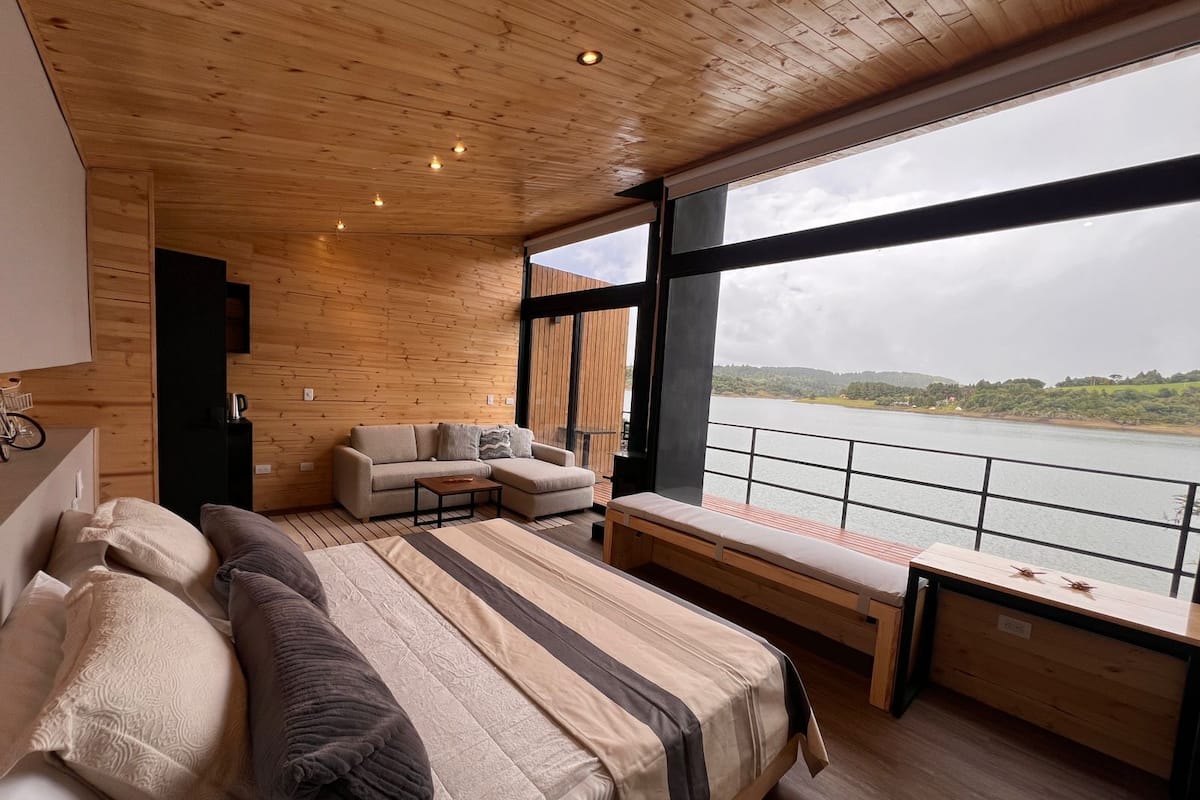 豪華小屋, 可攜帶寵物, 湖景 | 高級寢具、羽絨被、記憶棉床墊、迷你吧
