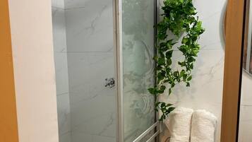 Serviettes fournies, savon, papier toilette