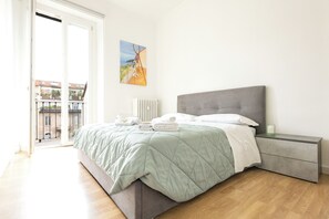 2 bedrooms, iron/ironing board, WiFi, bed sheets - Rebecca House (Elegant three-room apartment Cit Turin) (Torino)