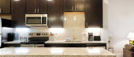 Réfrigérateur, micro-ondes, four, plaque de cuisson