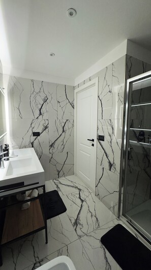 تجهيزات دش، مجففات شعر، مراحيض شطف، مناشف