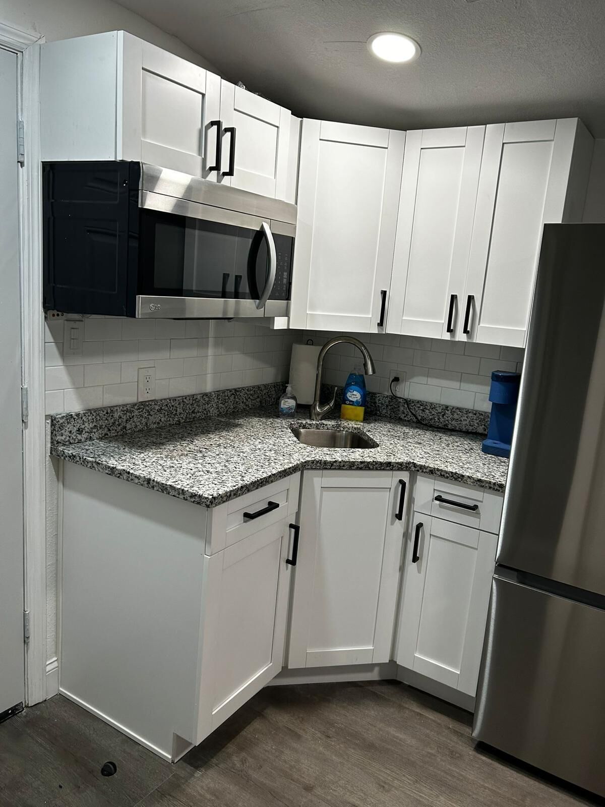 Refrigerador, microondas, parrilla de estufa y cafetera y tetera 