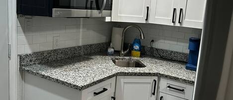 Refrigerador, microondas, parrilla de estufa y cafetera y tetera