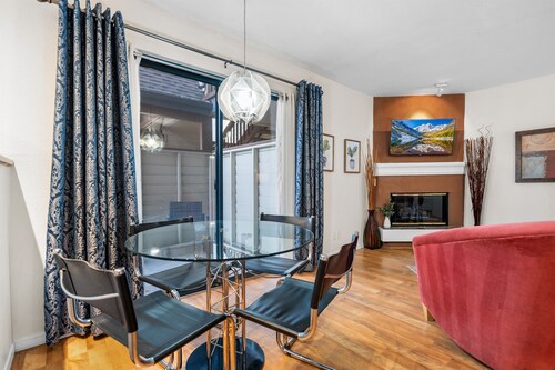 DTC Apartment! Extended Stays, Free Parking & Fast WiFi!